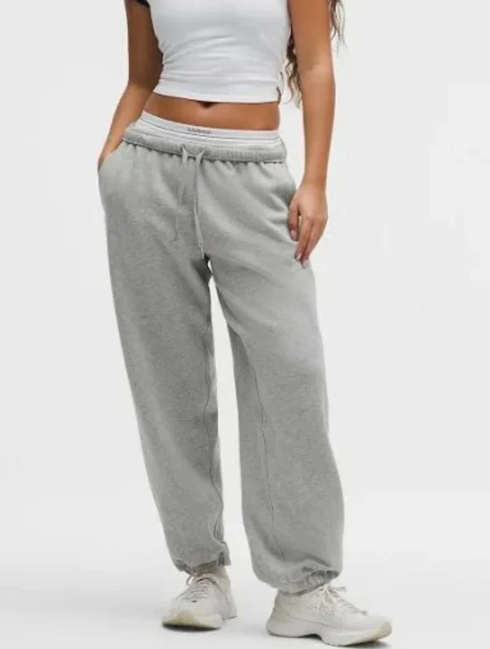 Alo Yoga NWOT Accolade Jogger in Athletic Heather Gray sz MEDIUM